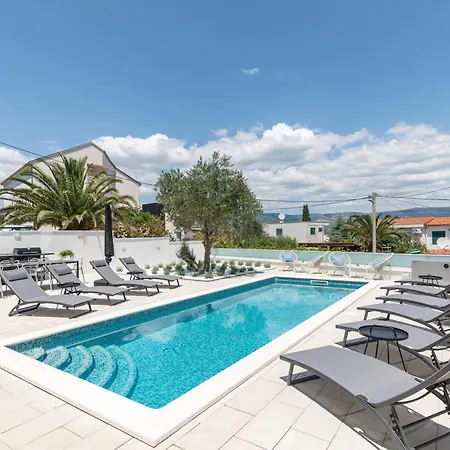 Family-friendly With Swimming Pool Arbanija - Ciovo - 25090 아파트 트로기르