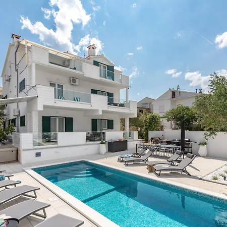 Family-friendly With Swimming Pool Arbanija - Ciovo - 25090 아파트