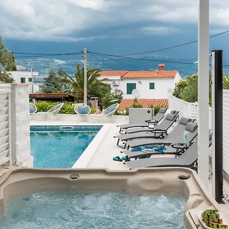 Family-friendly With Swimming Pool Arbanija - Ciovo - 25090 트로기르