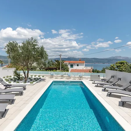 아파트 Family-friendly With Swimming Pool Arbanija - Ciovo - 25090 *