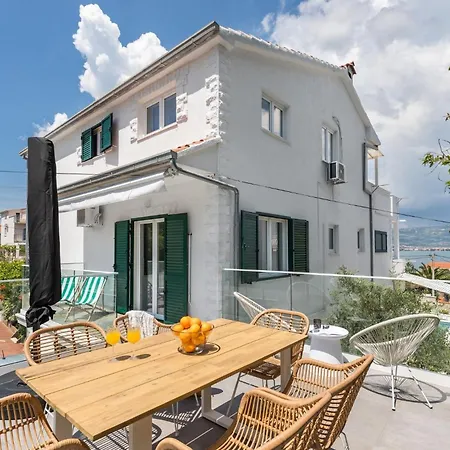 Family-friendly With Swimming Pool Arbanija - Ciovo - 25090