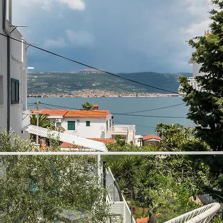 아파트 Family-friendly With Swimming Pool Arbanija - Ciovo - 25090 *